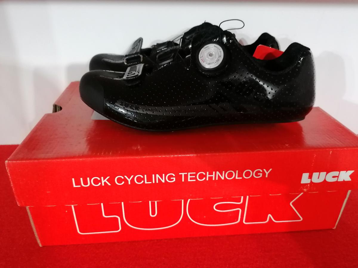 LUCK Scarpe da Ciclismo Road Plus con Suola in Carbonio e Sistema Rotante di precisione. 